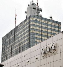 中居騒動を受けて: NHKと民放の対応分析
