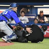 【悲報】審判にバット直撃→緊急手術＆ICU入りの衝撃展開