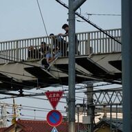 成増駅近くでの衝撃！女性座り込み事件の全貌とは？