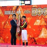 日本ダービー2025：コメーー！熱狂のスタンドと進次郎農相の魅力