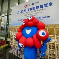 「立ち食い」と「有料席」の狭間で：万博フードコートの選択肢