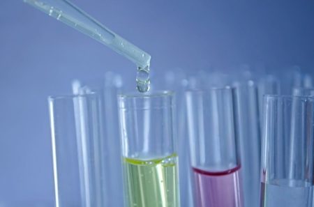 合成着色料「赤色3号」の禁止がもたらす影響とは？