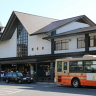 寺に放置された「黄金のペットボトル」とその背景