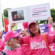 イギリス下院、安楽死容認法案を可決！その背景と影響を徹底分析
