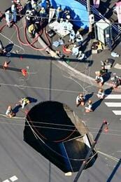 道路陥没救助：重機を使ったスロープ作成の全貌と74歳男性の安否確認