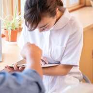 看護師の苦悩：ペイハラの実態と暴力の影響