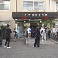 まさかの事態！20歳女性行方不明で警察に抗議する関係者たち