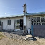 ヒグマが窓割って侵入！洗濯中の女性の目の前を横切る⁈