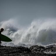 行方不明のサーファーが無人島で一晩を過ごし発見された理由とは？