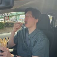 フライドポテトを食べながらの運転はOK？知られざる交通ルールをチェック！