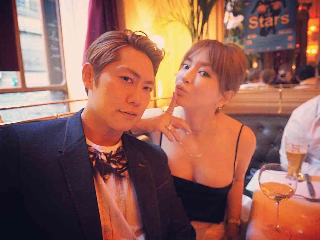 芸能 浜崎あゆみ イケメン男性との親密ショット公開 アヒル口で見つめる ろいアンテナ