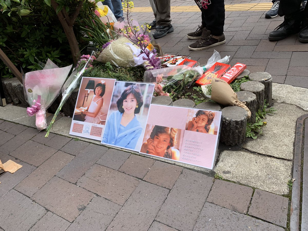 今日は18歳でビルから飛び降り自殺した岡田有希子さんの33年目の命日 四谷四丁目交差点には花束が捧げられる Newsの波 今日は18歳でビルから飛び降り自殺した岡田有希子さんの33年目の命日 四谷四丁目交差点には花束が捧げられる Newsの波