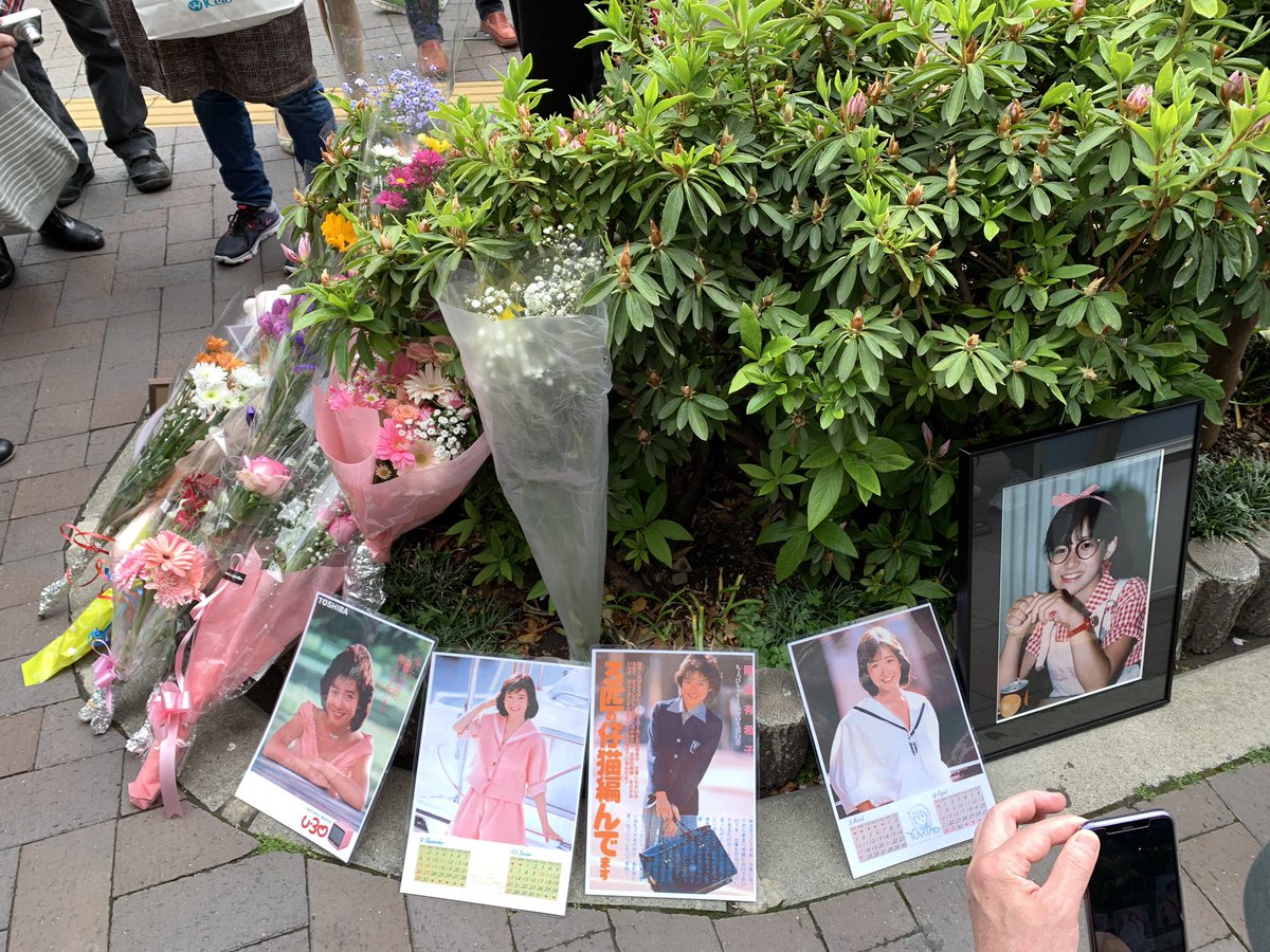 今日は18歳でビルから飛び降り自殺した岡田有希子さんの33年目の命日 四谷四丁目交差点には花束が捧げられる : NEWSの波