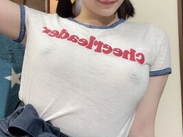 【画像】Tシャツを着てる可愛いお姉さん、乳首が透けてる