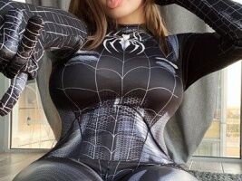 【画像】マンコから糸出しそうなスパイダーウーマンって設定良くね？ぴったりなモデルがいたよ！