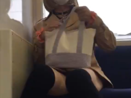 【動画】ギャルまんさん、電車でオマンコをご開帳してしまう！！！！！！
