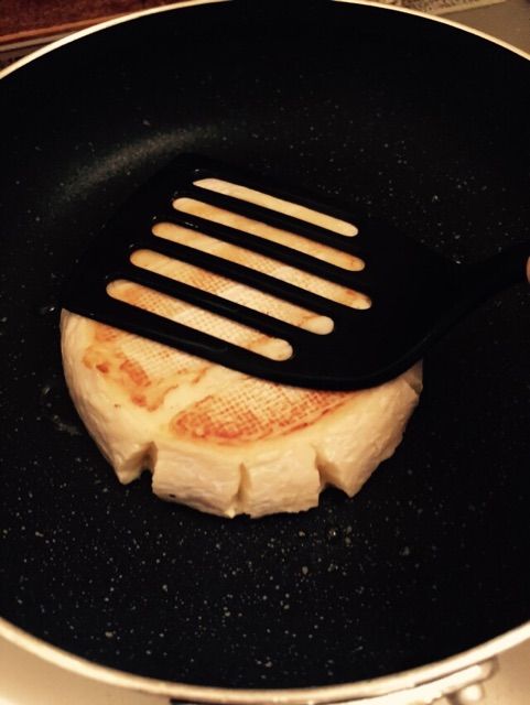 フライパンで押し潰して焼くだけ 丸ごとカマンベールチーズの蜂蜜がけ がうまい Newsact フライパンで押し潰して焼くだけ 丸ごとカマンベールチーズの蜂蜜がけ がうまい Newsact