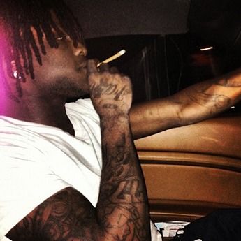 17歳のラッパー Chief Keef チーフ キーフ 煙草を吹かしながらベントレー運転 スパ速