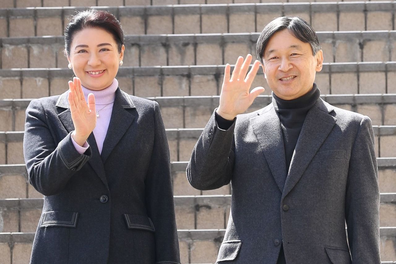 ツイッター めっちゃ天皇なんだけど お召列車の中から手を振る陛下を見て大興奮するjkの動画が話題 28万いいね 2 ニュー速まとめちゃんねる