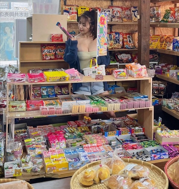 声優の井口裕香さん(35)とんでもないお胸で駄菓子屋に行ってしまう