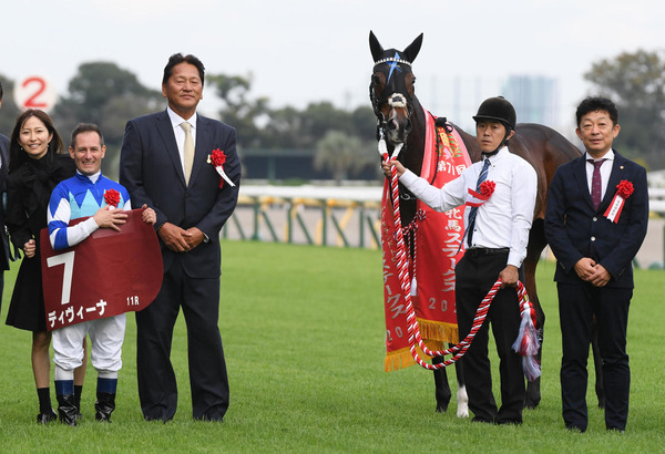 東京競馬場に大魔神佐々木主浩と榎本加奈子が来場。ディヴィーナの勝利をデムーロと抱き合って喜ぶ