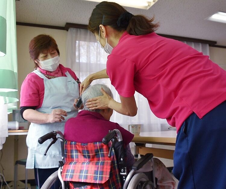 続発する介護施設での虐待...限界まで追い込まれる介護職員の厳しい現実...