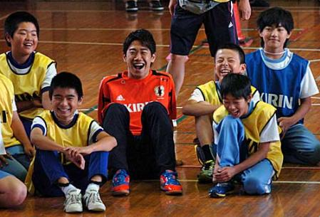 サッカー 香川真司が宮城の被災地を訪問 子供に好きな選手を逆質問するも 本田圭佑選手です と返され苦笑 サッカースパイクニュース サッカー 香川真司が宮城の被災地を訪問 子供に好きな選手を逆質問するも 本田圭佑選手です と返され苦笑 サッカースパイクニュース