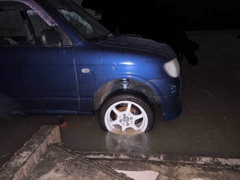車 ジャッキアップ 水没