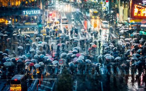 スクランブル交差点 雨