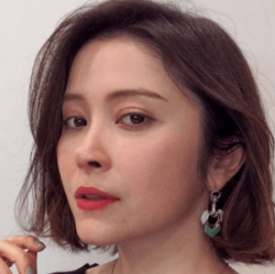 宮澤エマ 朝ドラ おちょやん 花の送り主はまさかの栗子 てか宮澤エマ演技上手すぎ しかも本人メッチャ奇麗だし ニューストゥデイ