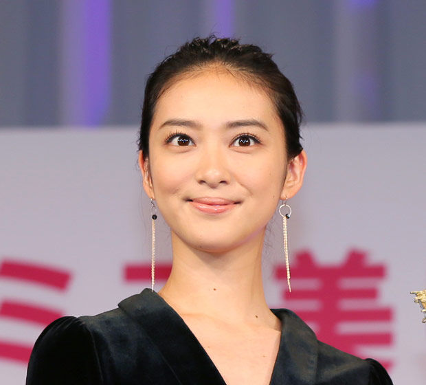 武井咲 痛すぎる実体験告白 舌に針金が貫通 大熱唱してたのに 大絶叫になりました ニューストゥデイ