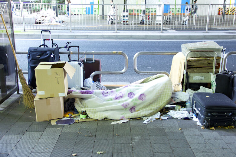 神奈川 住民苦情でホームレス 排除 の張り紙 揺らぐ人権意識 横浜 馬車道駅 ばーど ニューストゥデイ