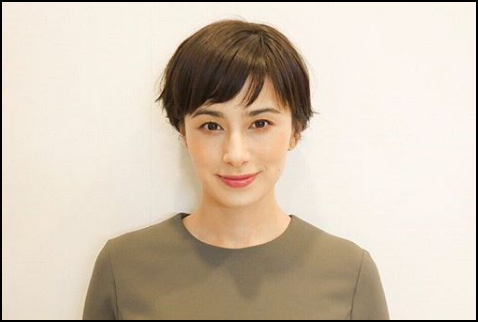 ホラン千秋 巨大しめじとの2ショット公開 デカっ 顔より大きい の声 ニューストゥデイ