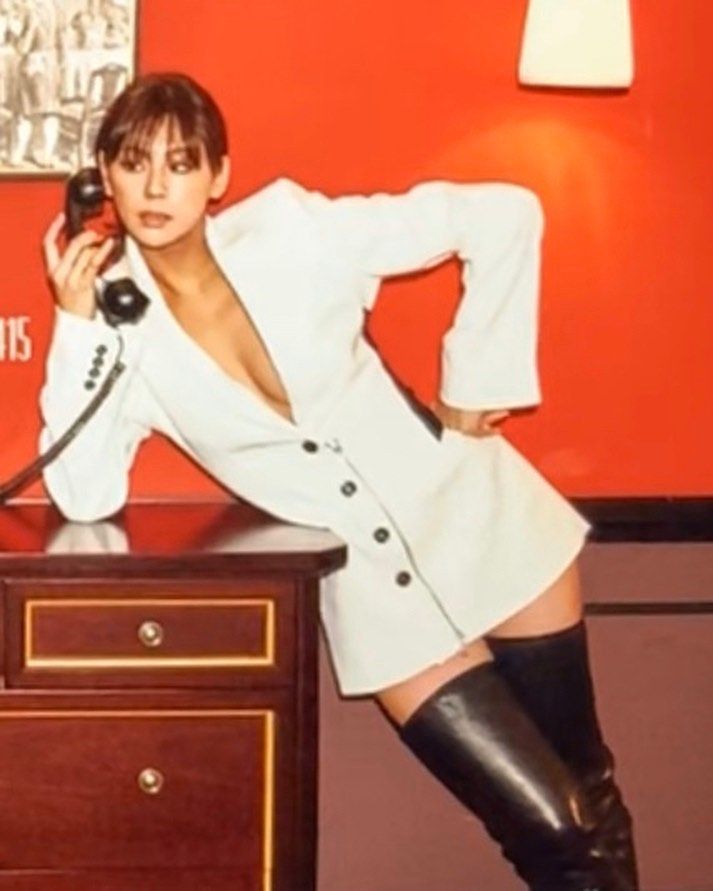 西内まりや 胸元あらわのドレス姿 長い美脚が映えるミニスカも注目 ニューストゥデイ