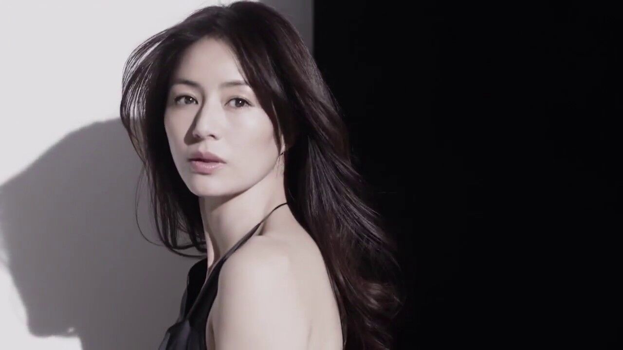 井川遥 美背中大胆見せの黒ワンピ 言葉を失う 凛として素敵 と反響 ニューストゥデイ 井川遥 美背中大胆見せの黒ワンピ 言葉を失う 凛として素敵 と反響 ニューストゥデイ