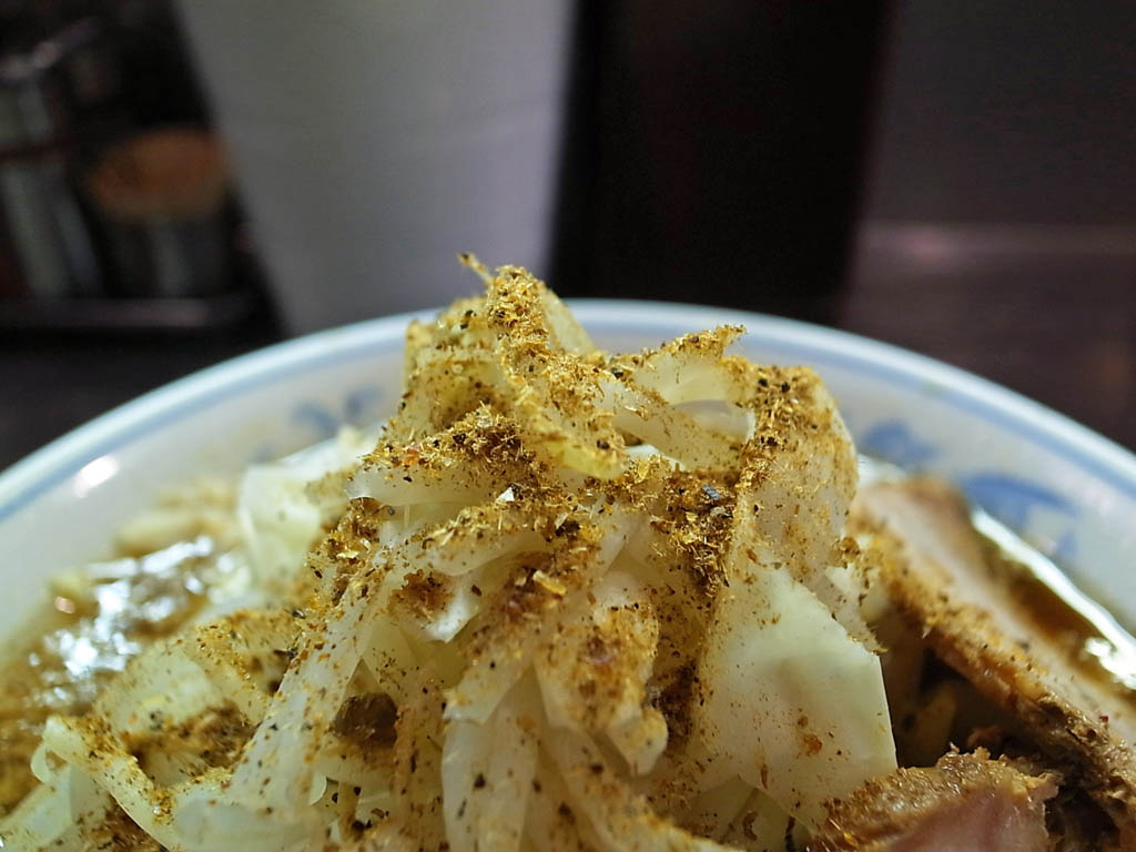 大久保 らーめん大 二郎系に魚粉を追加 ラーメン食べたら書くブログ