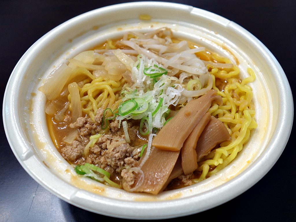 セブンイレブン「札幌すみれ監修 濃厚みそラーメン」 ラーメン食べたら書くブログ