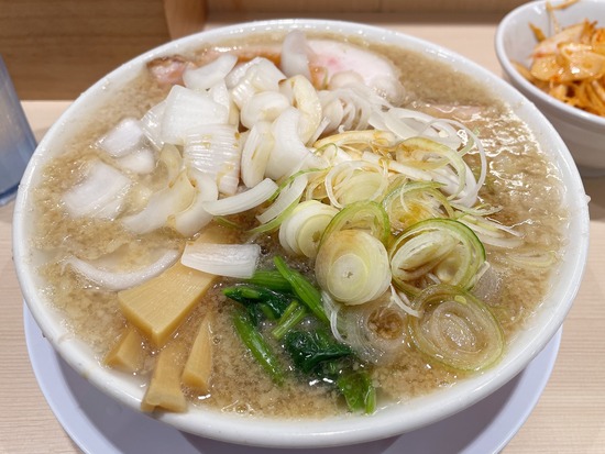 葛西「ラーメンみなみ」背脂中華＋新たまねぎ＋薬味ネギ＋辛ネギ