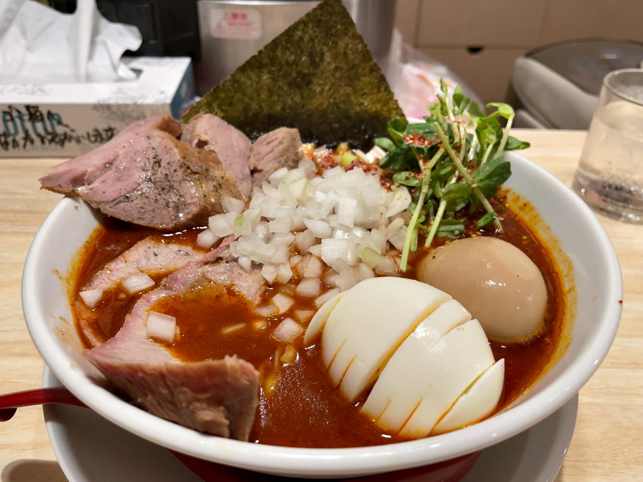 tokyohot 12 西葛西「えいちつー」TokyoHot＋辛さ増し＋玉ねぎ : ラーメン食べたら書くブログ