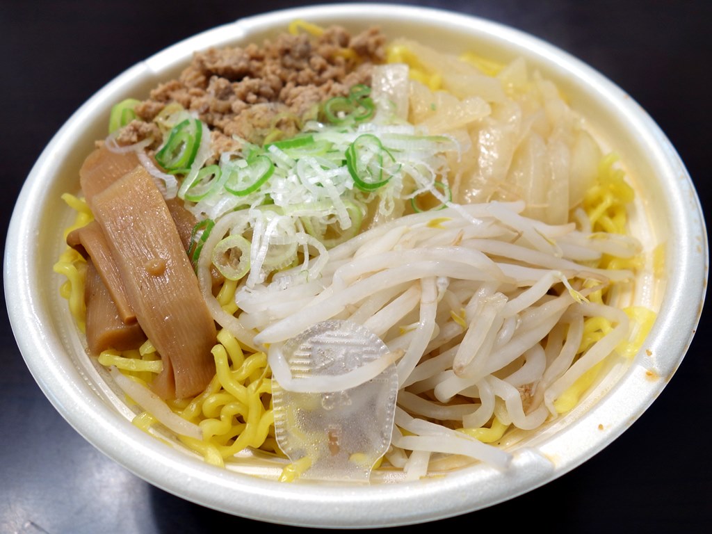 セブンイレブン「札幌すみれ監修 濃厚みそラーメン」 ラーメン食べたら書くブログ