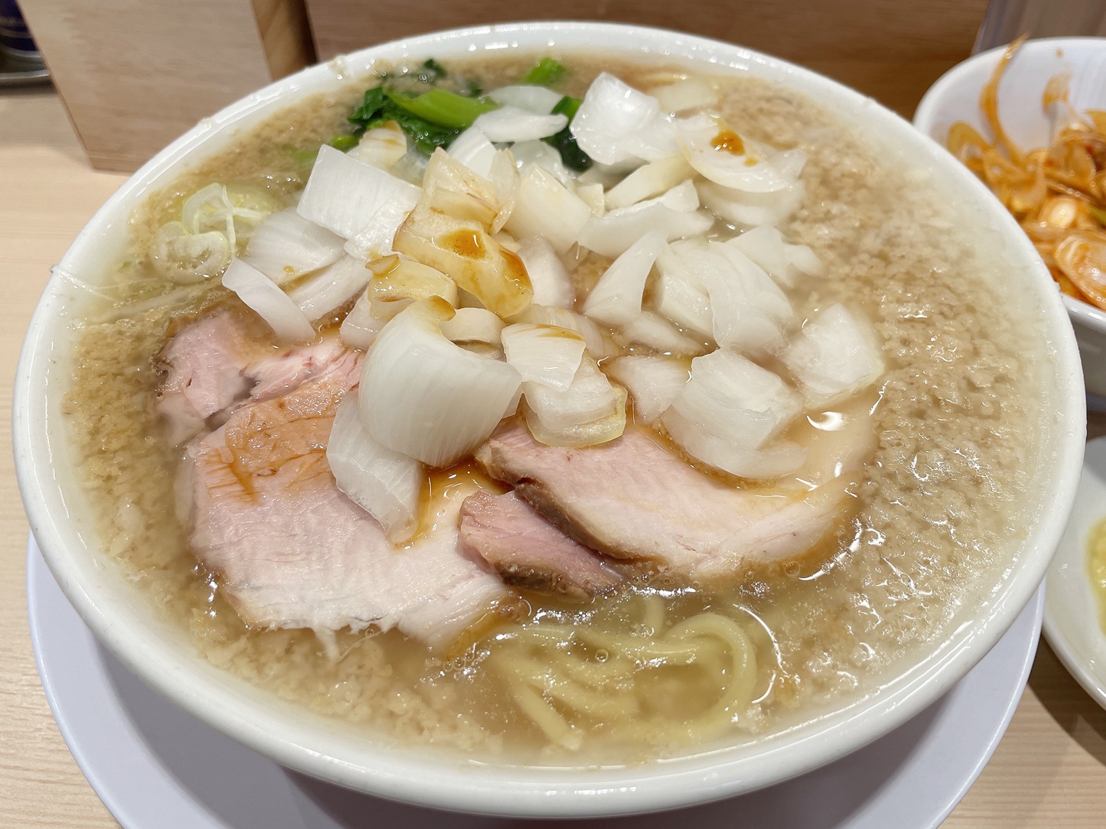 葛西「ラーメンみなみ」背脂中華+新玉ねぎW+辛ネギ+おろししょうが 葛西「ラーメンみなみ」背脂中華+新玉ねぎW+辛ネギ+おろししょうが