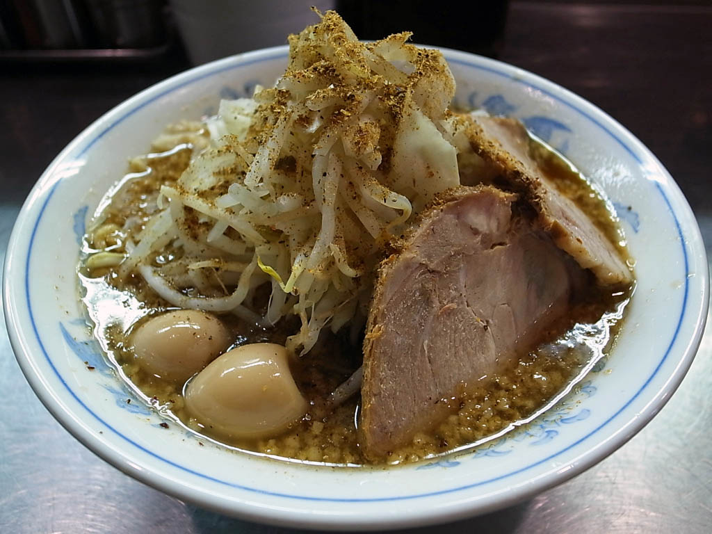 大久保 らーめん大 二郎系に魚粉を追加 ラーメン食べたら書くブログ