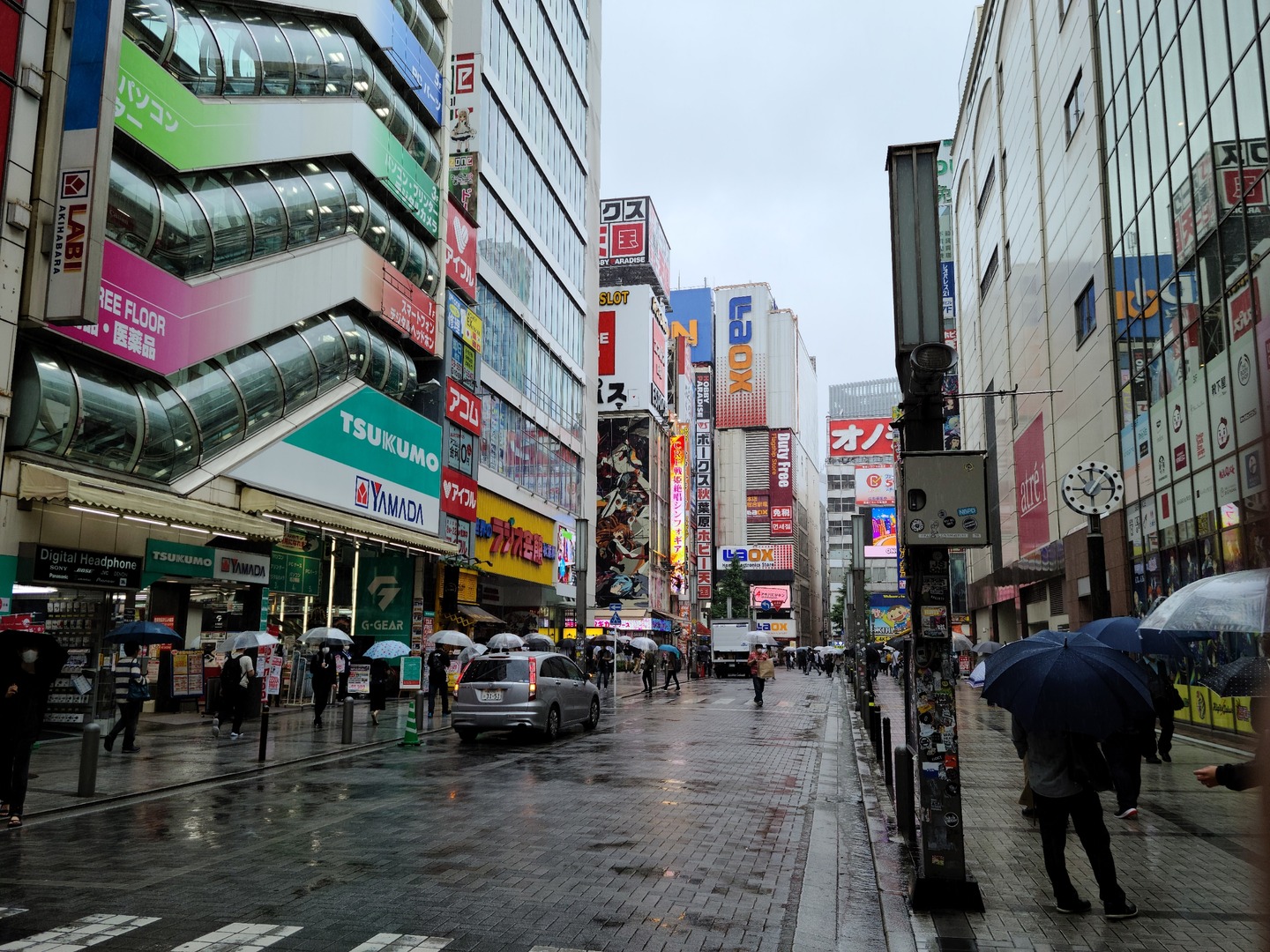 秋葉原ラジオ会館周辺