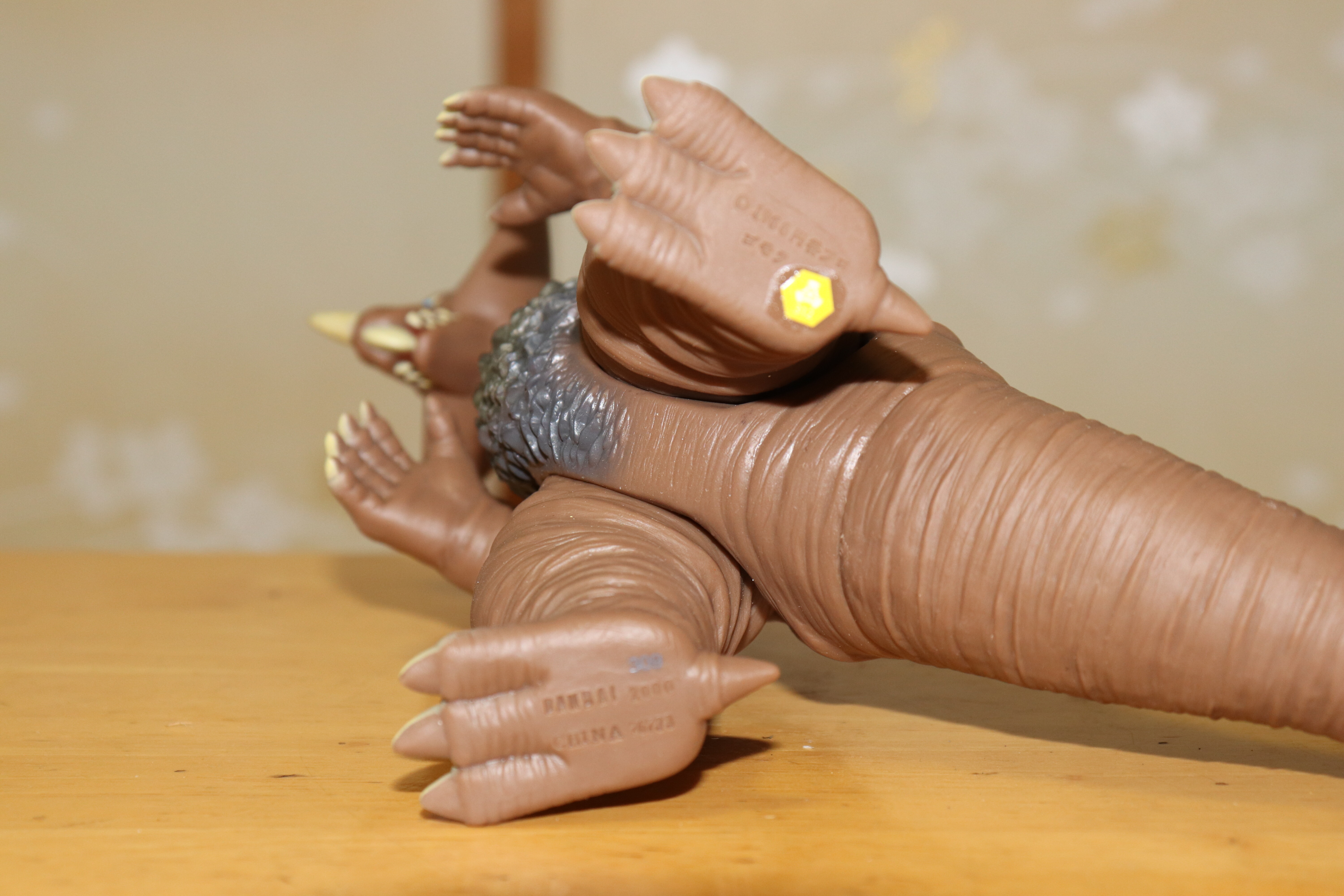 中国限定ソフビ 夜光(蓄光) ゴモラ 50周年記念版 レビューらしきもの