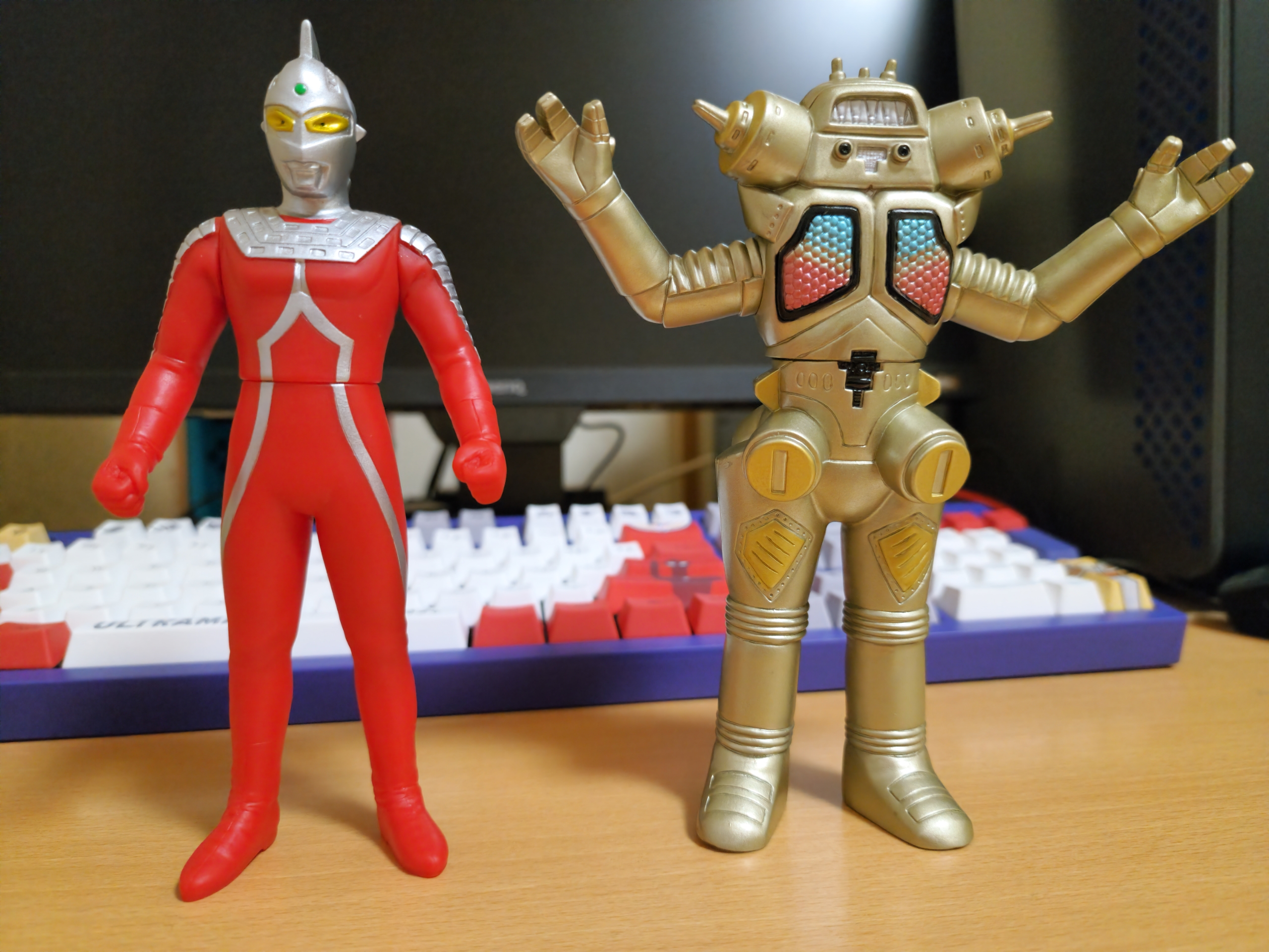 マント付きのウルトラマンゼロなど豪華ソフビ5体セット3種が