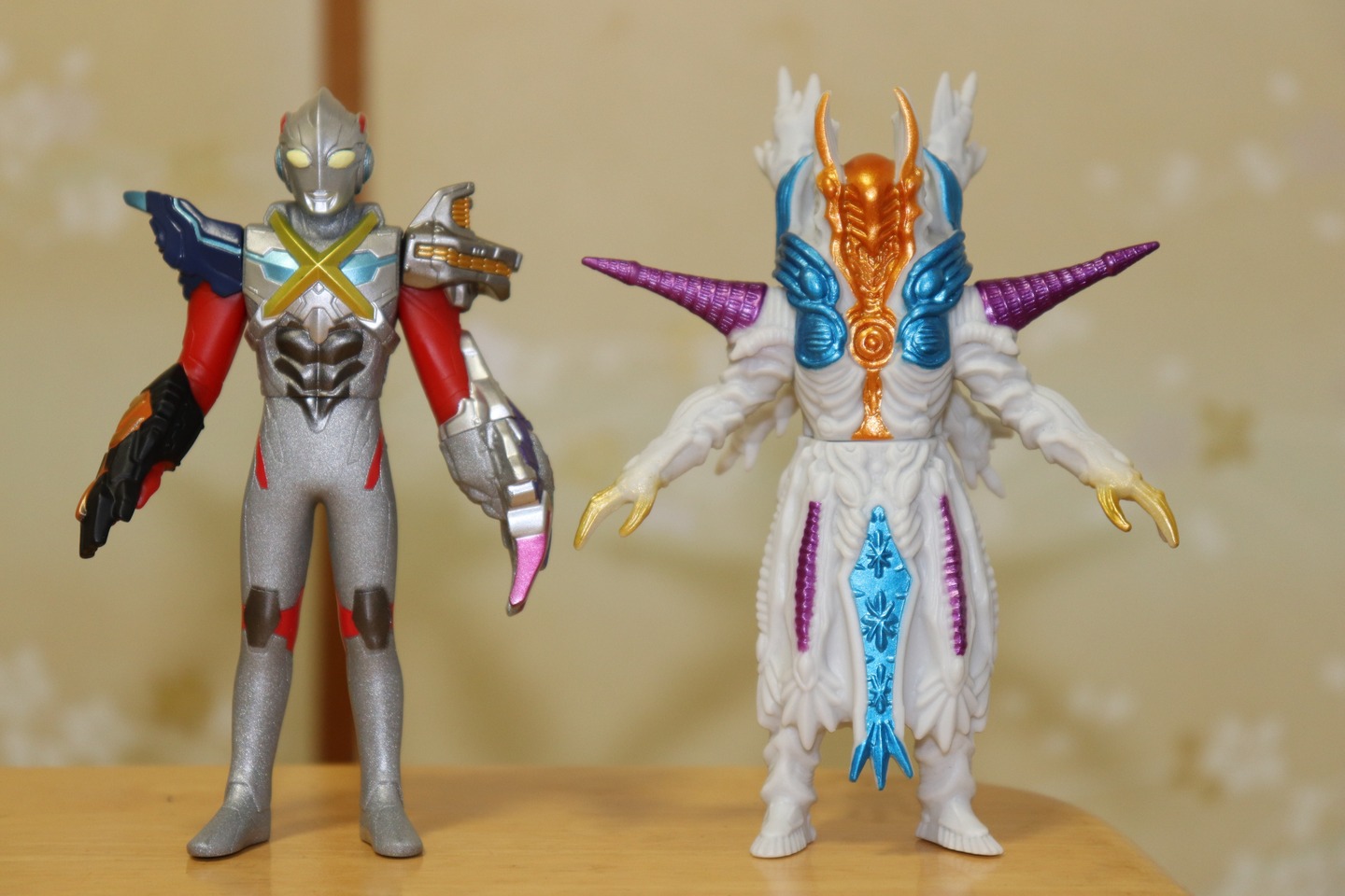 ウルトラマンエックスハイブリッドアーマーとグリーザ第三形態