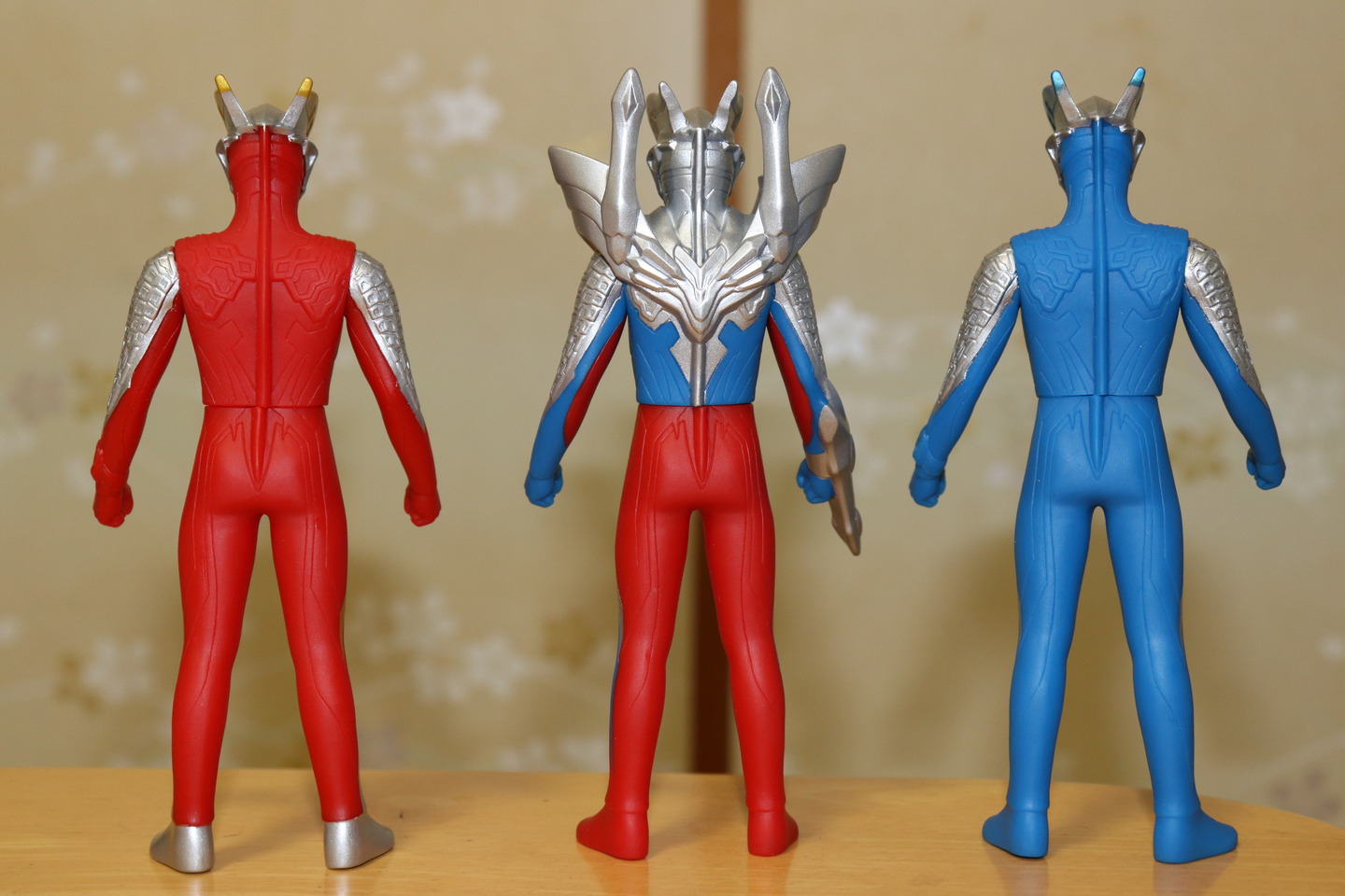 ウルトラマンゼロ10周年ソフビせなか