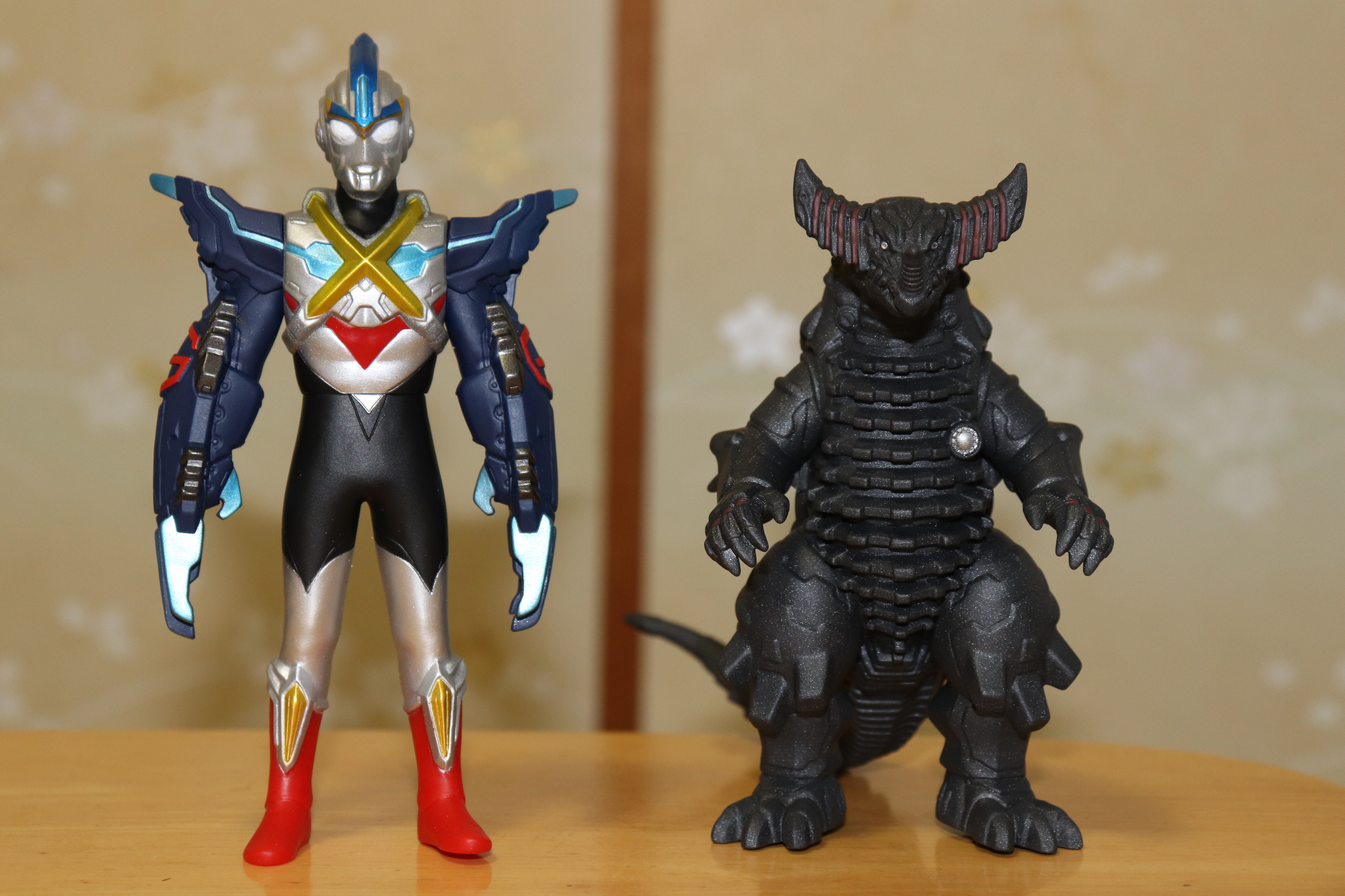 中国限定ソフビ 超決戦 ウルトラマンオーブ オーブトリニティ ゴモラ