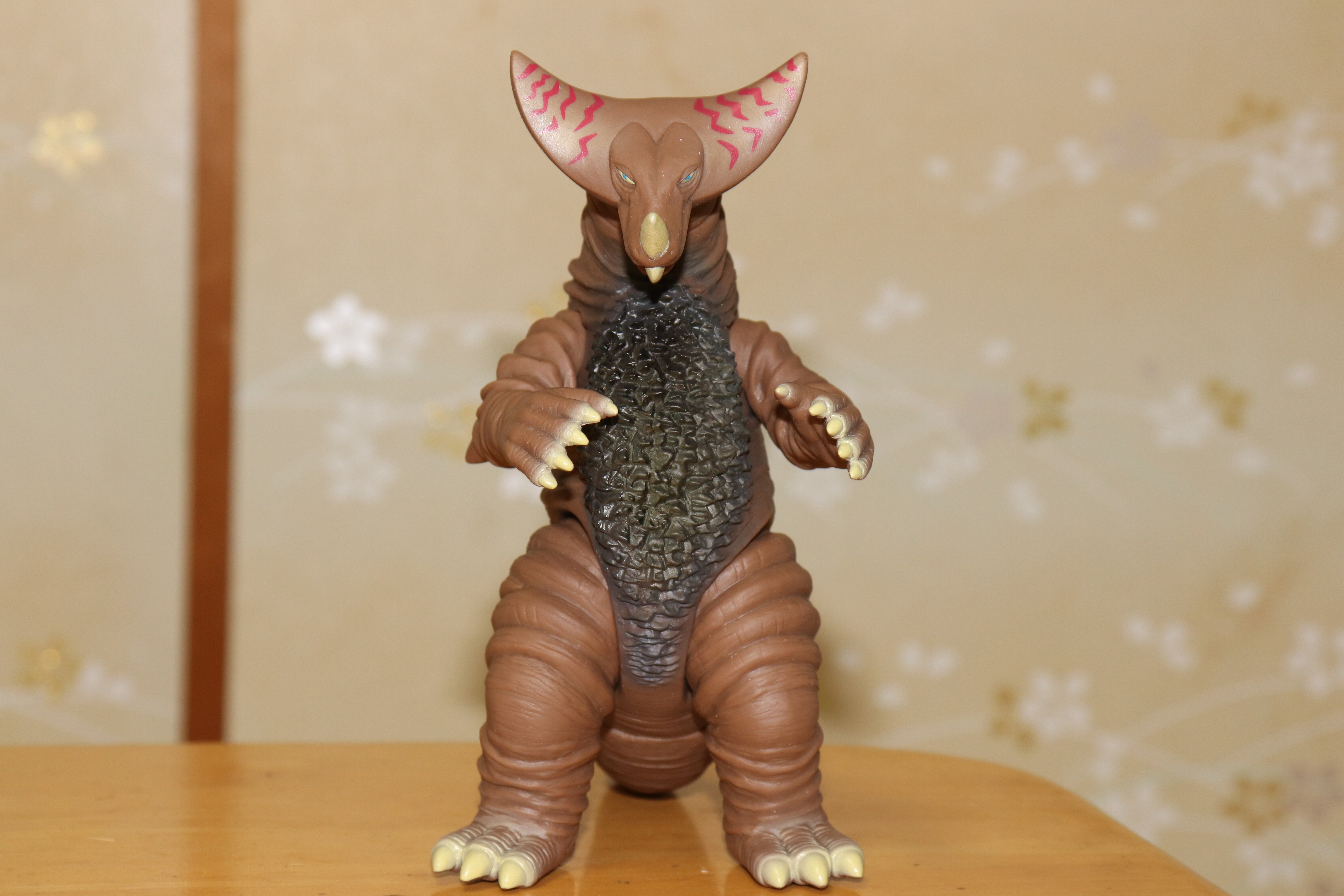 中国限定ソフビ 夜光(蓄光) ゴモラ 50周年記念版 レビューらしきもの