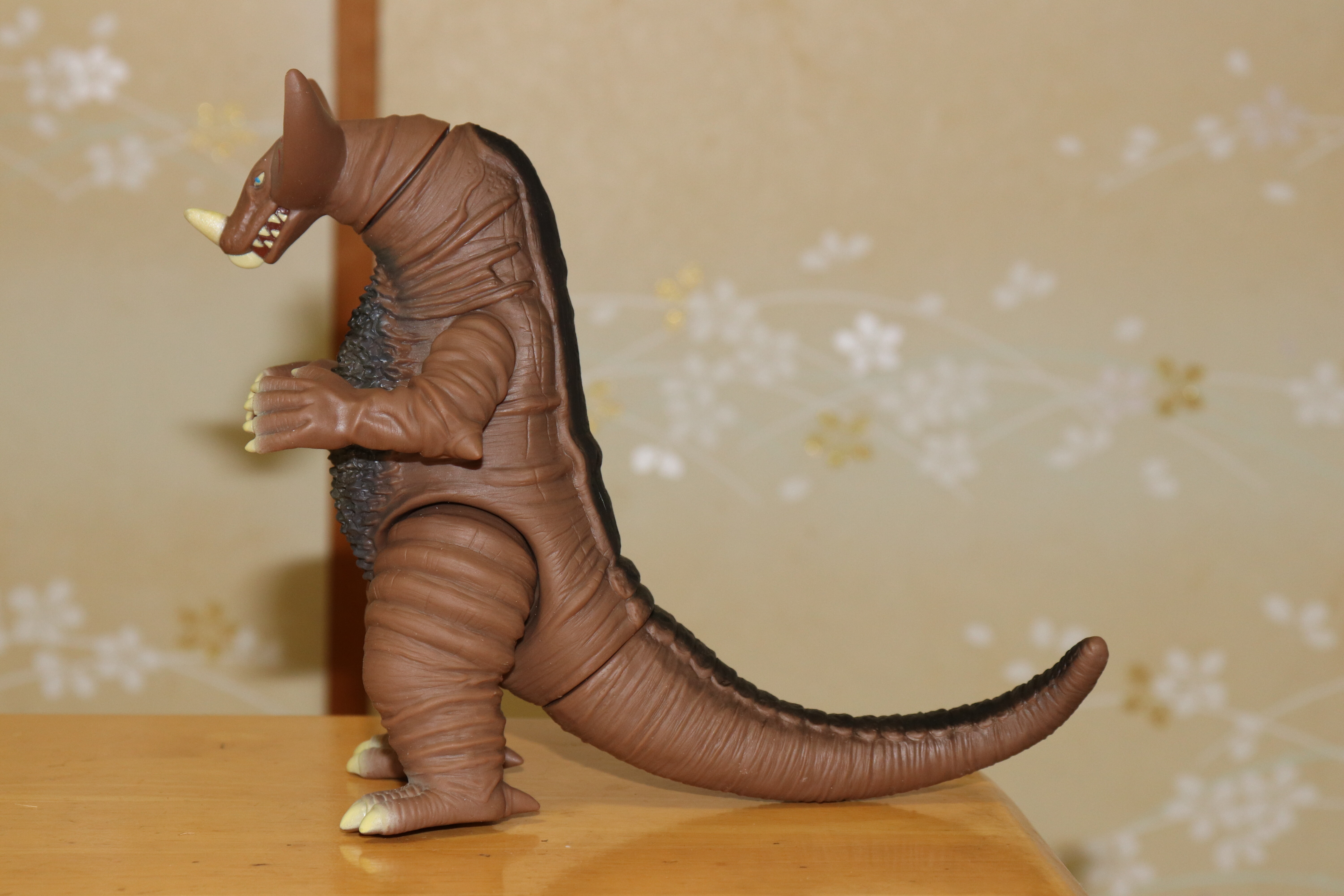 中国限定ソフビ 夜光(蓄光) ゴモラ 50周年記念版 レビューらしきもの